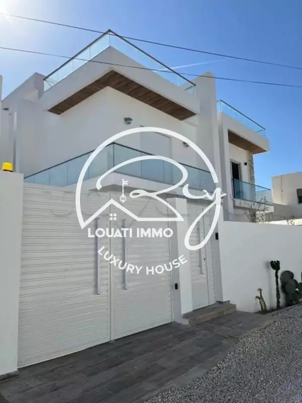 A Vendre Une Villa S+5 à La Soukra