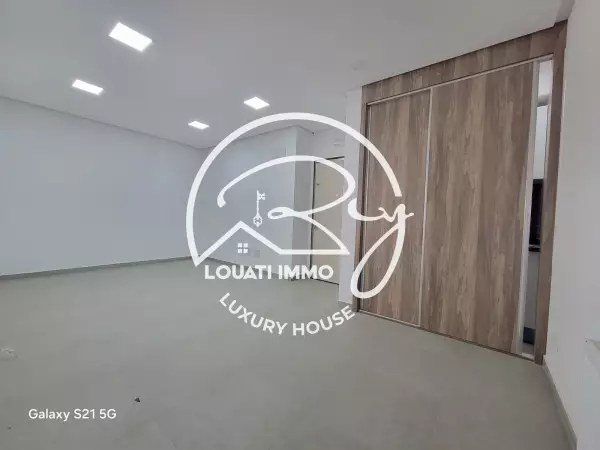 A Louer un Bureau à Ain zaghouane-Nord
