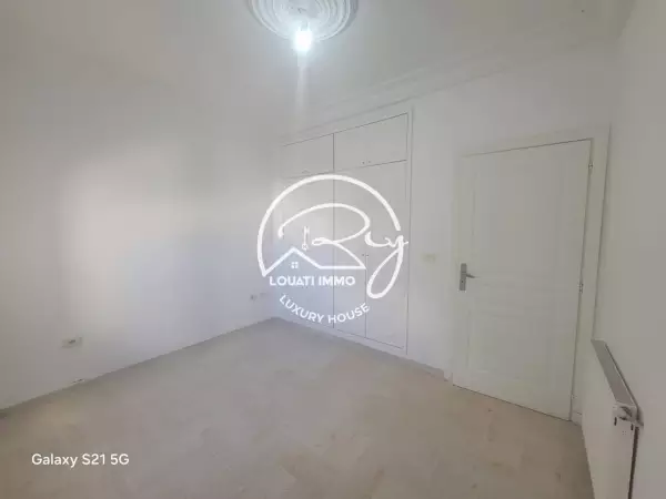 A Vendre un Appartement S+4 à l'Aouina