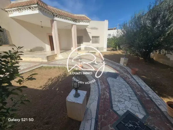 A Vendre Une Villa S+6 à Soukra