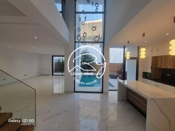 Une Magnifique Villa S+4 à vendre à La Soukra