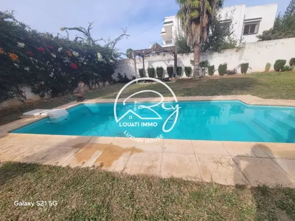 A louer une superbe villa s+5 à la Marsa