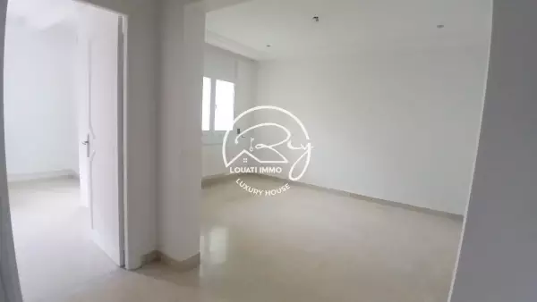 a vendre un appartement S+2 à Jardin l'Aouina