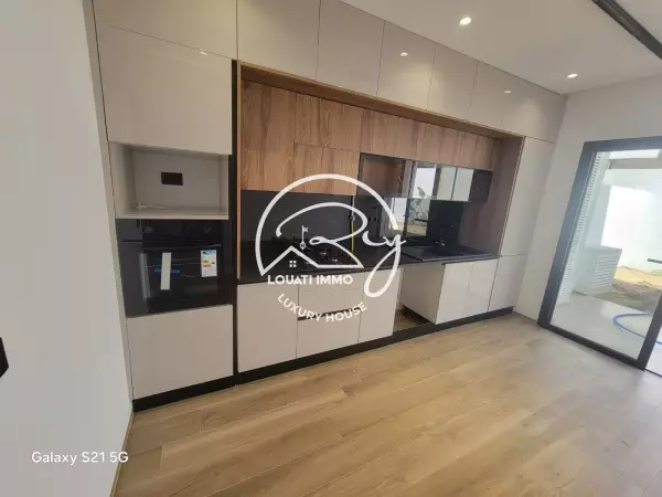 A vendre un Appartement 145m2 S+3 Avec Jardin 125m2 à La Chotrana 1