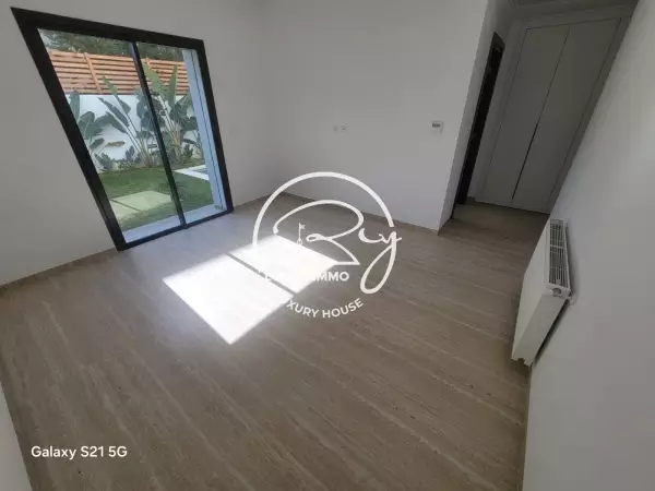 A vendre s+3 avec piscine à la Chotrana 1