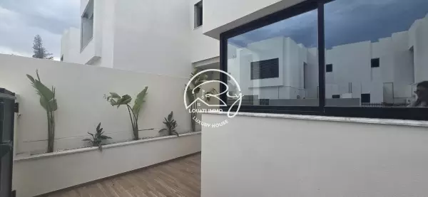 A vendre un Duplex A la Soukra Près de Closerie